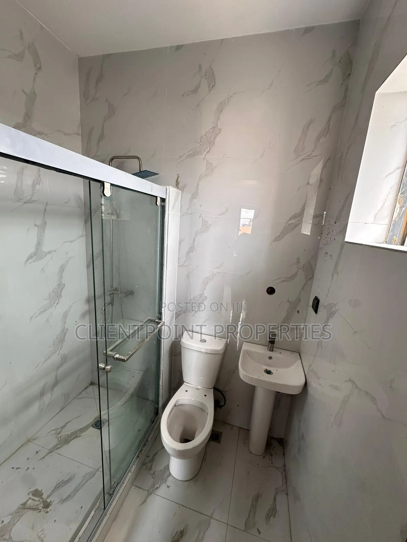 3bdrm Apartment in Queens Street, Alagomeji for rent in Alagomeji