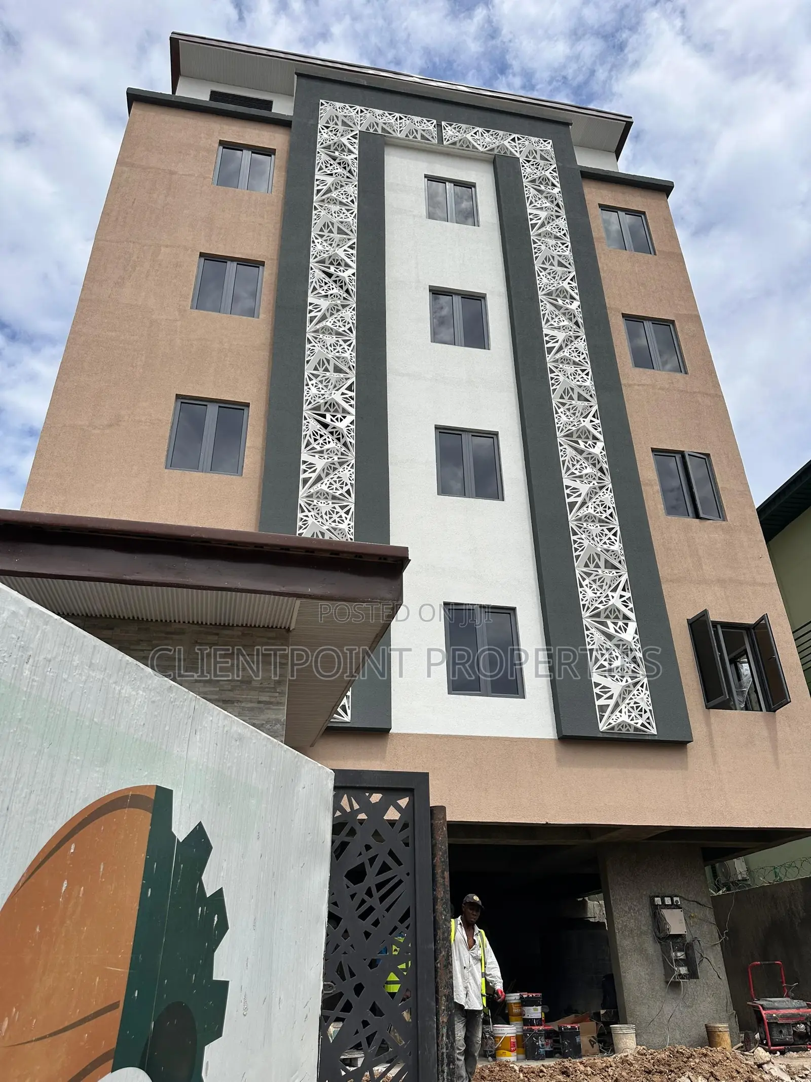3bdrm Apartment in Queens Street, Alagomeji for rent in Alagomeji