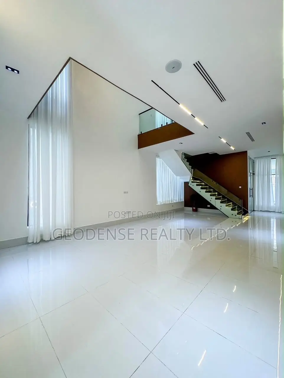 5bdrm Duplex in Chevron for sale in Chevron