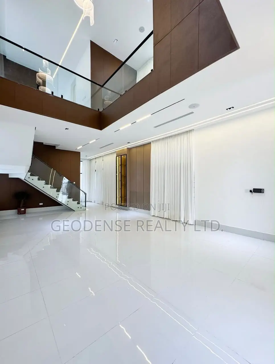 5bdrm Duplex in Chevron for sale in Chevron