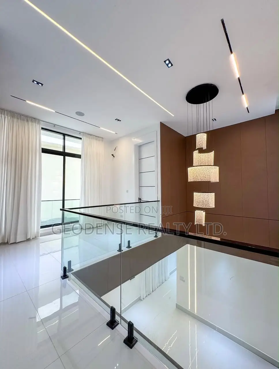 5bdrm Duplex in Chevron for sale in Chevron