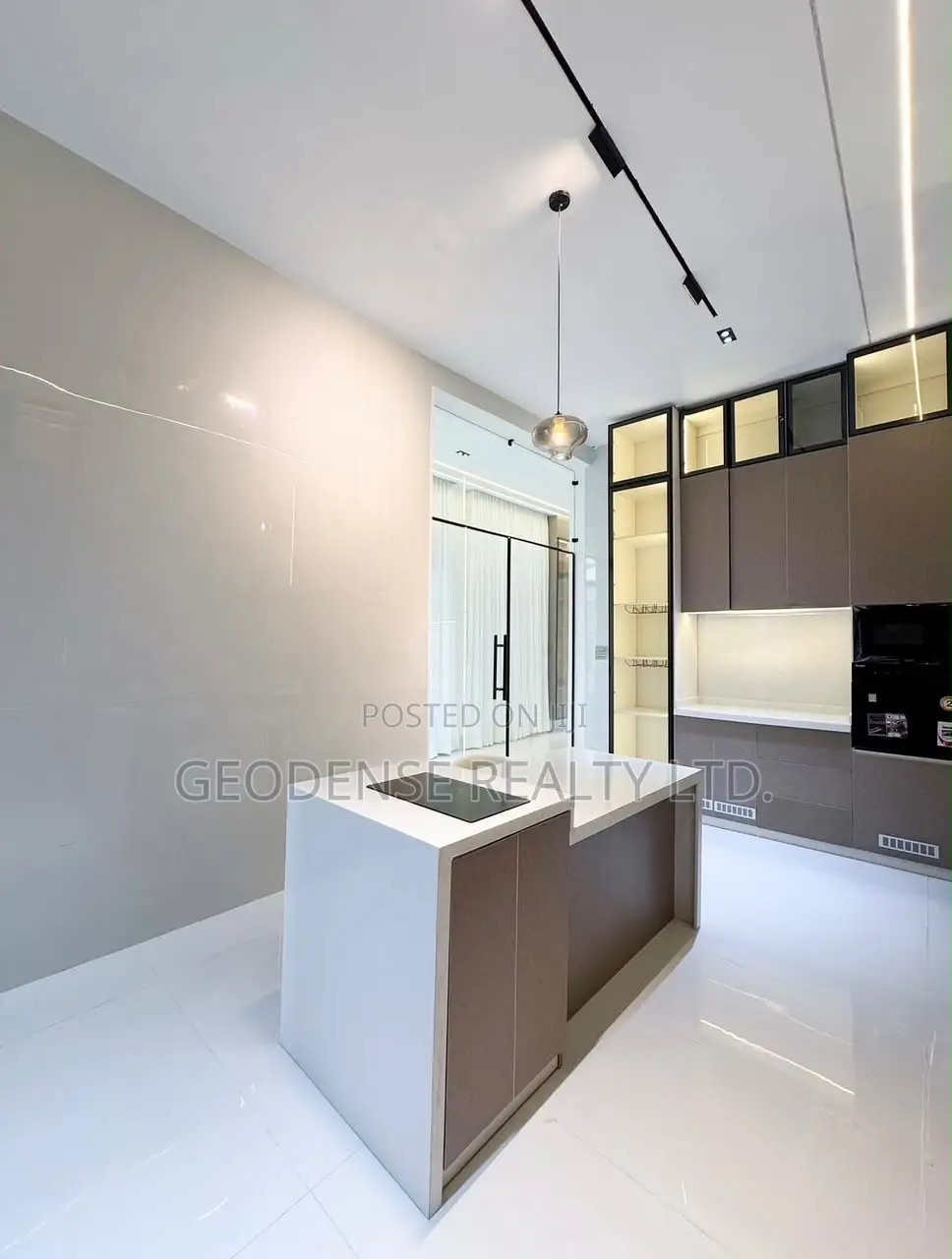 5bdrm Duplex in Chevron for sale in Chevron