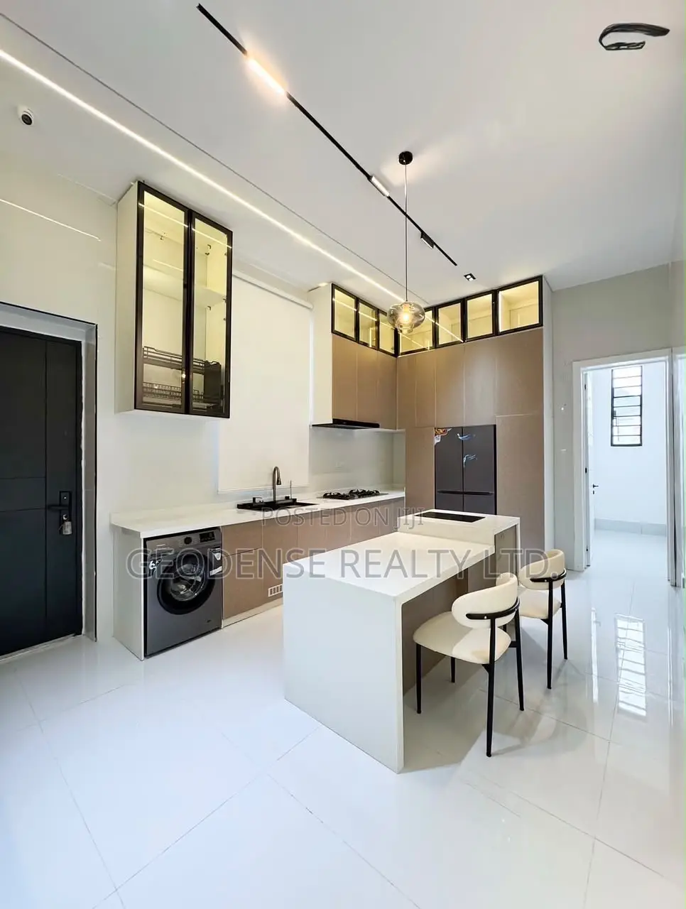 5bdrm Duplex in Chevron for sale in Chevron