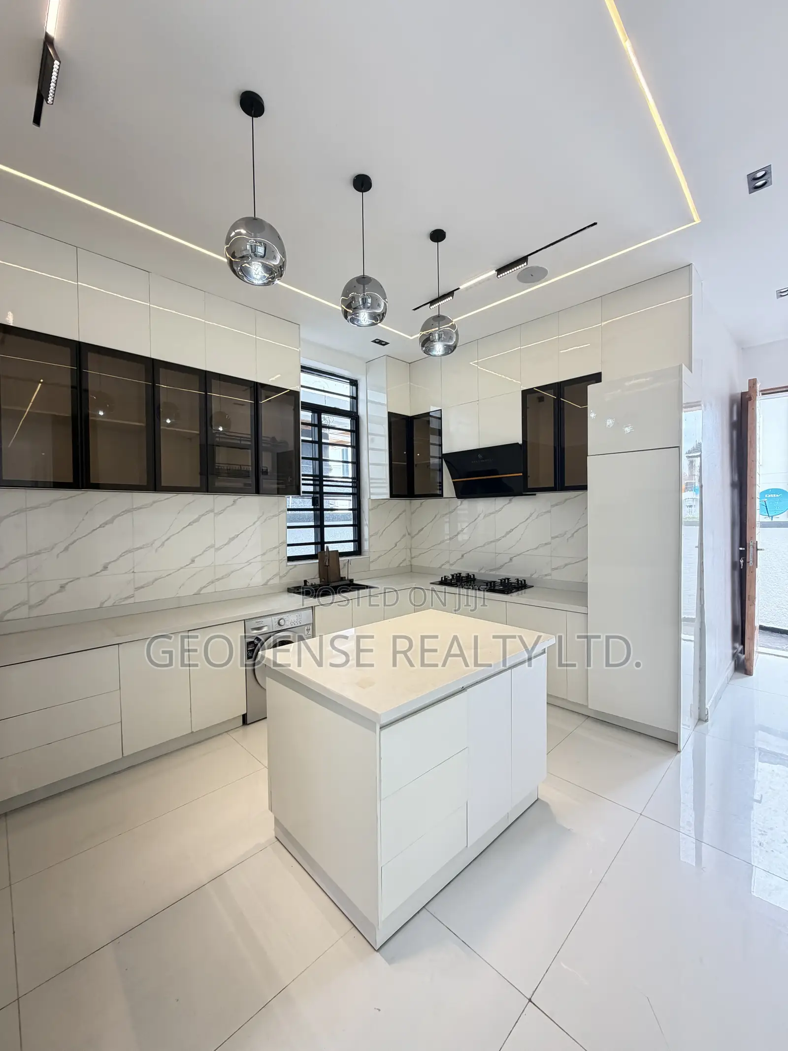 5bdrm Duplex in Ikota for sale in Ikota