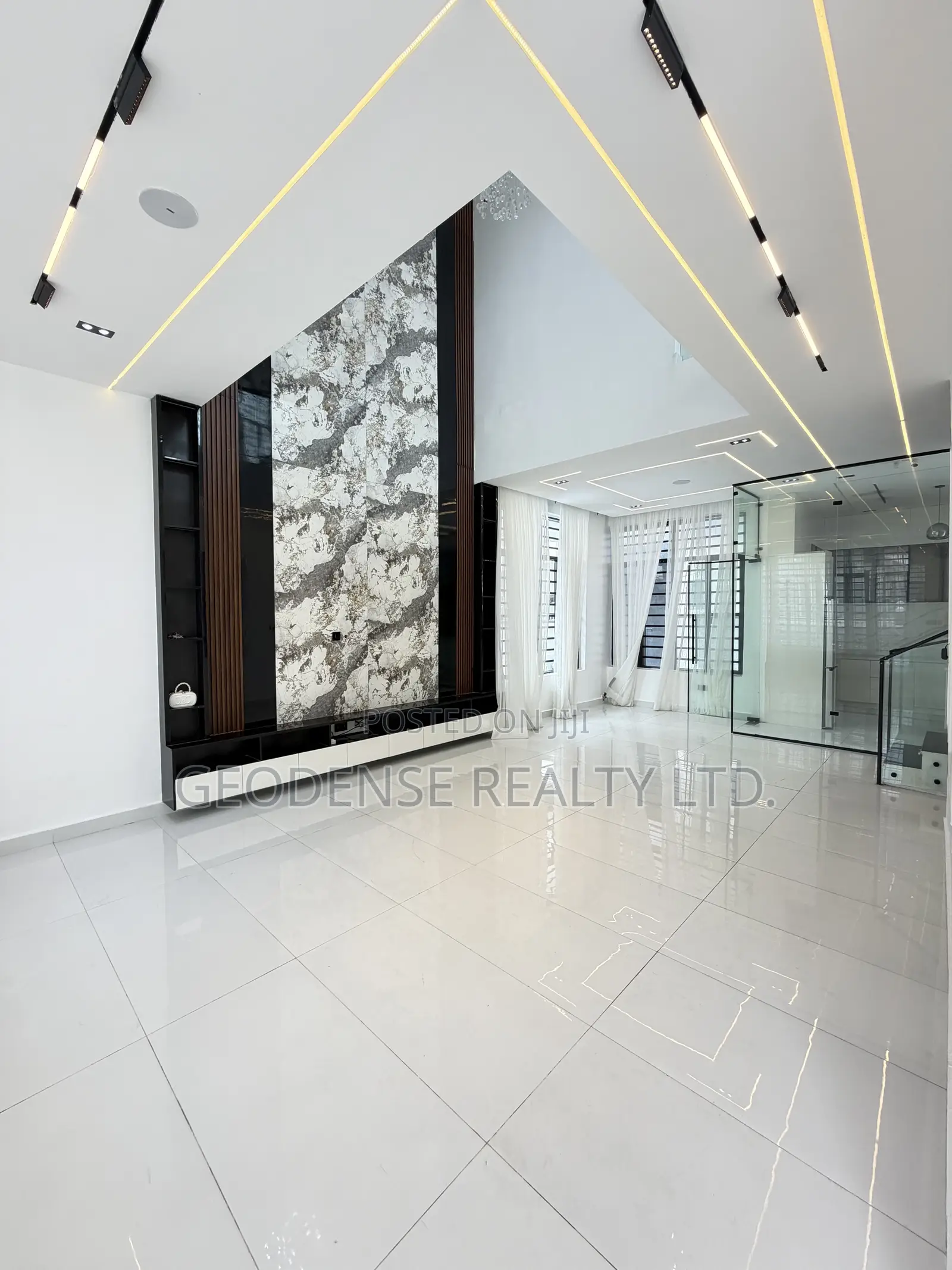 5bdrm Duplex in Ikota for sale in Ikota