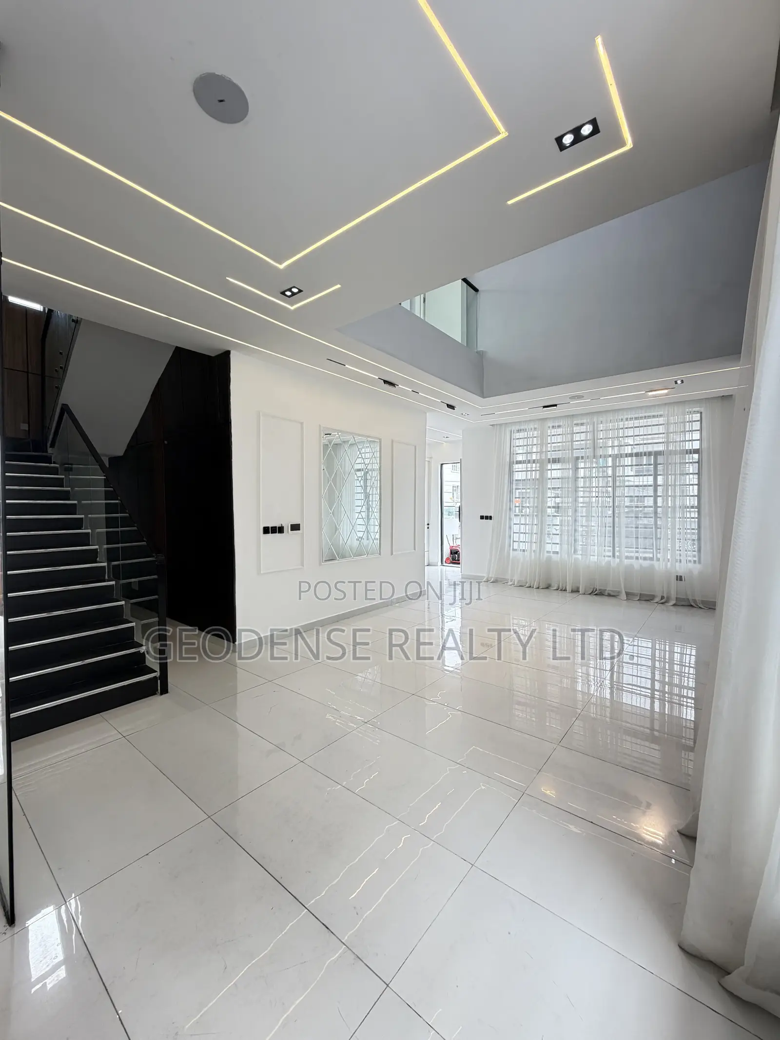 5bdrm Duplex in Ikota for sale in Ikota