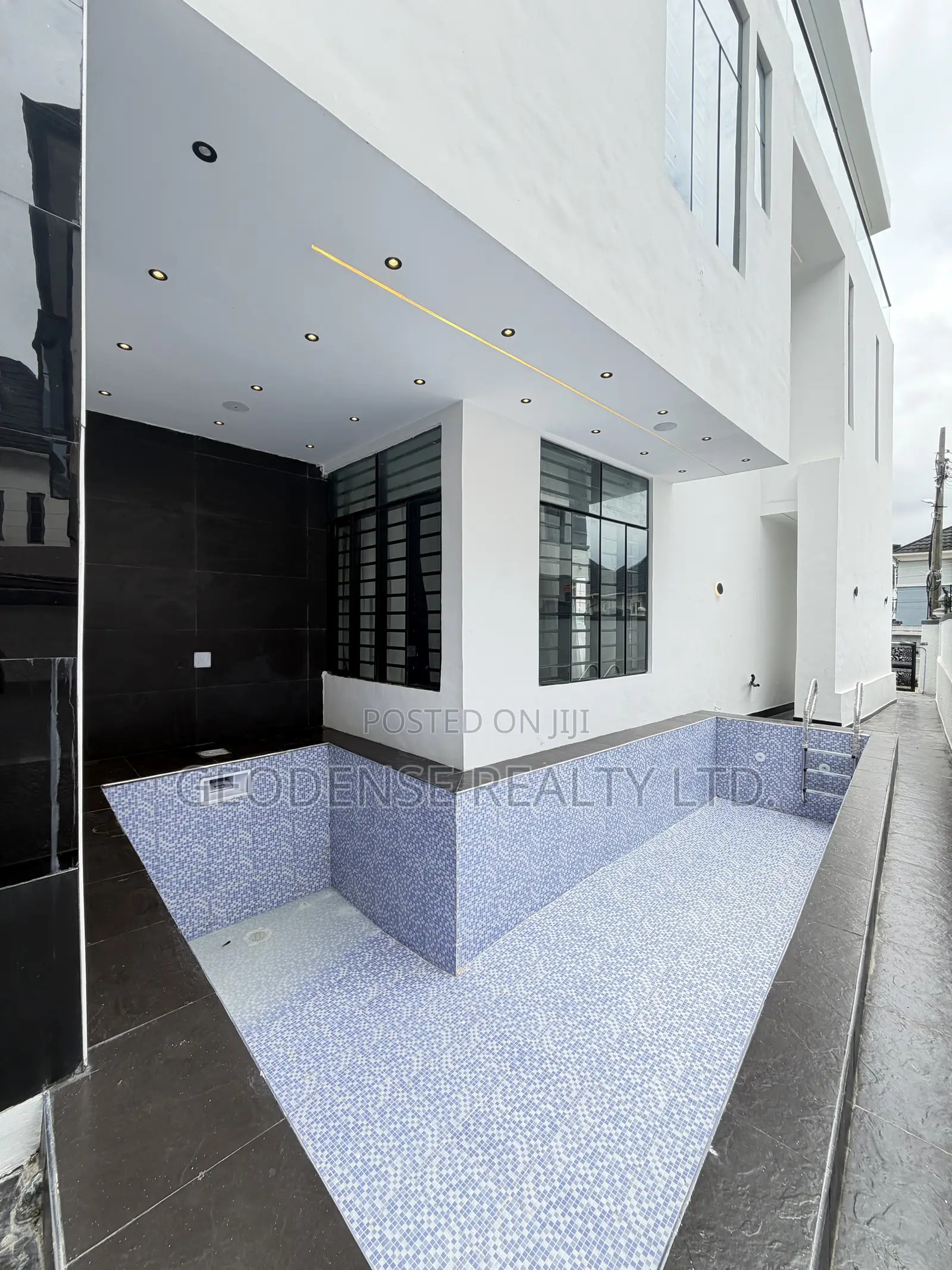 5bdrm Duplex in Ikota for sale in Ikota