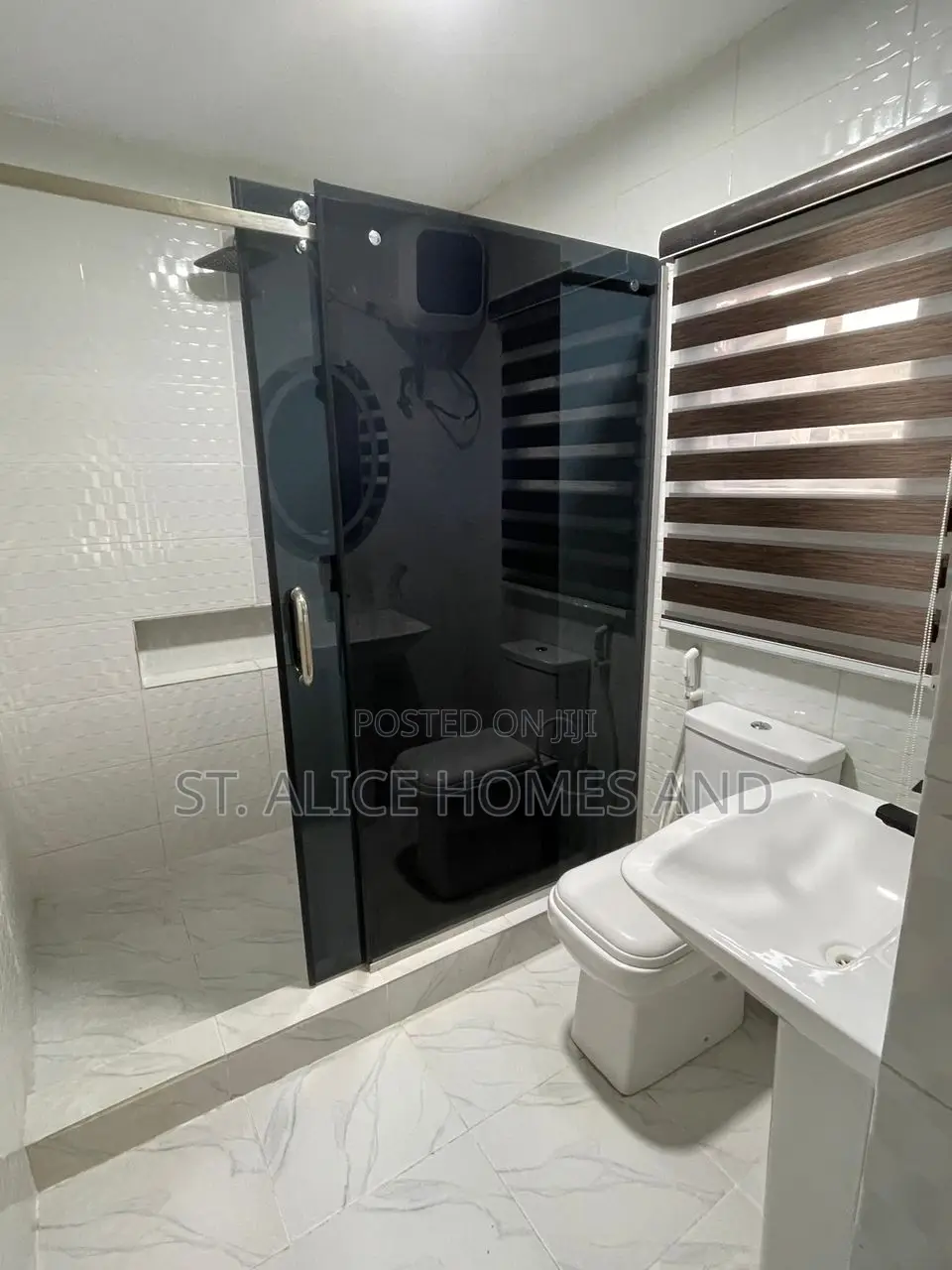 HeavenRidge 3 Bedroom Apartment With Washing Machine & Private Balcony in Opebi