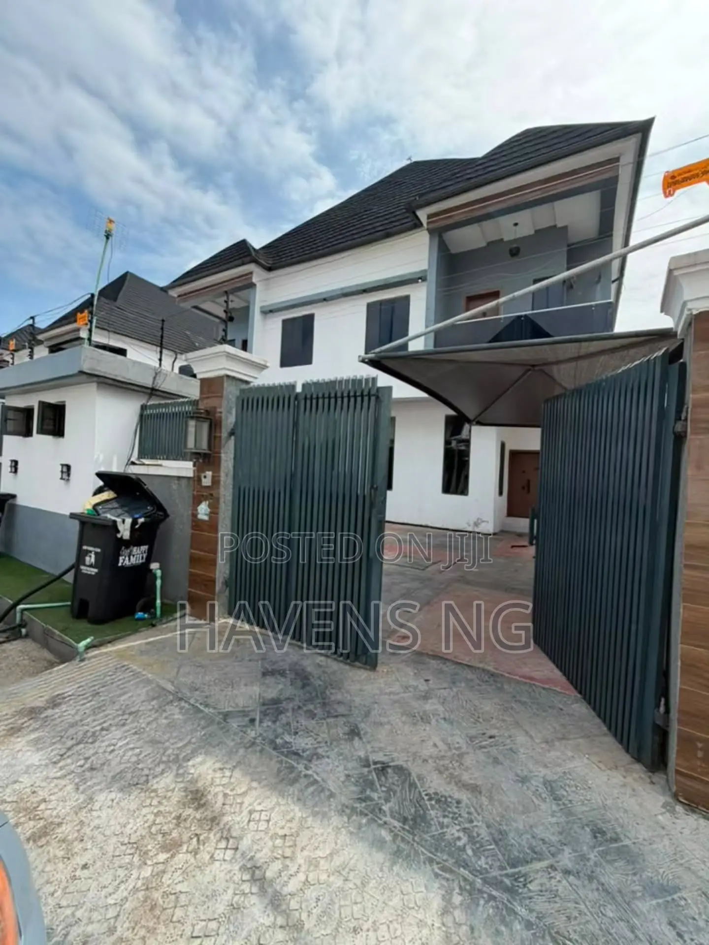 4bdrm Duplex in Chevron for sale in Chevron