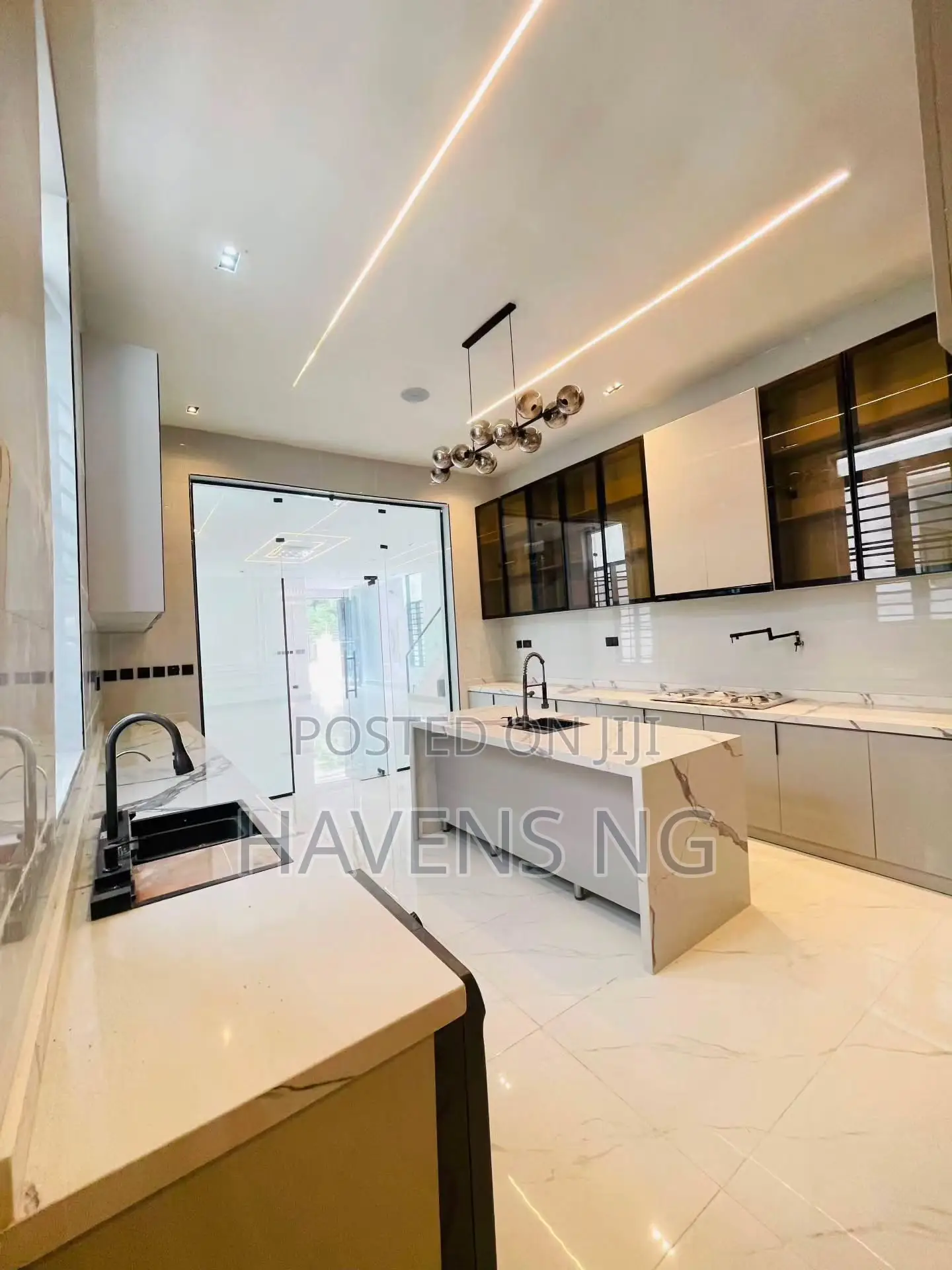 5bdrm Duplex in Chevron for sale in Chevron