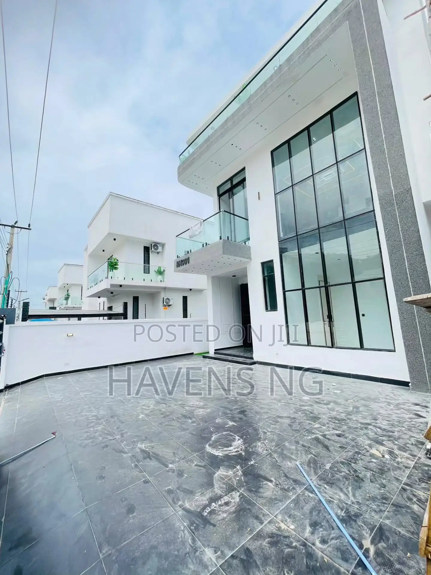 5bdrm Duplex in Chevron for sale in Chevron