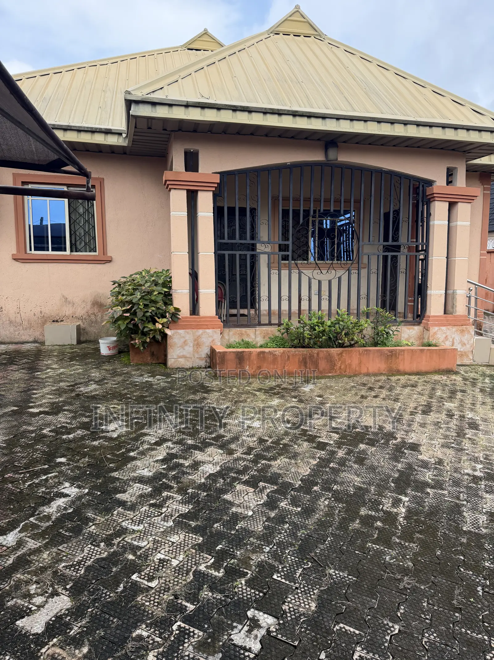 3bdrm Block of Flats in Ugbor, Benin City for sale in Benin City