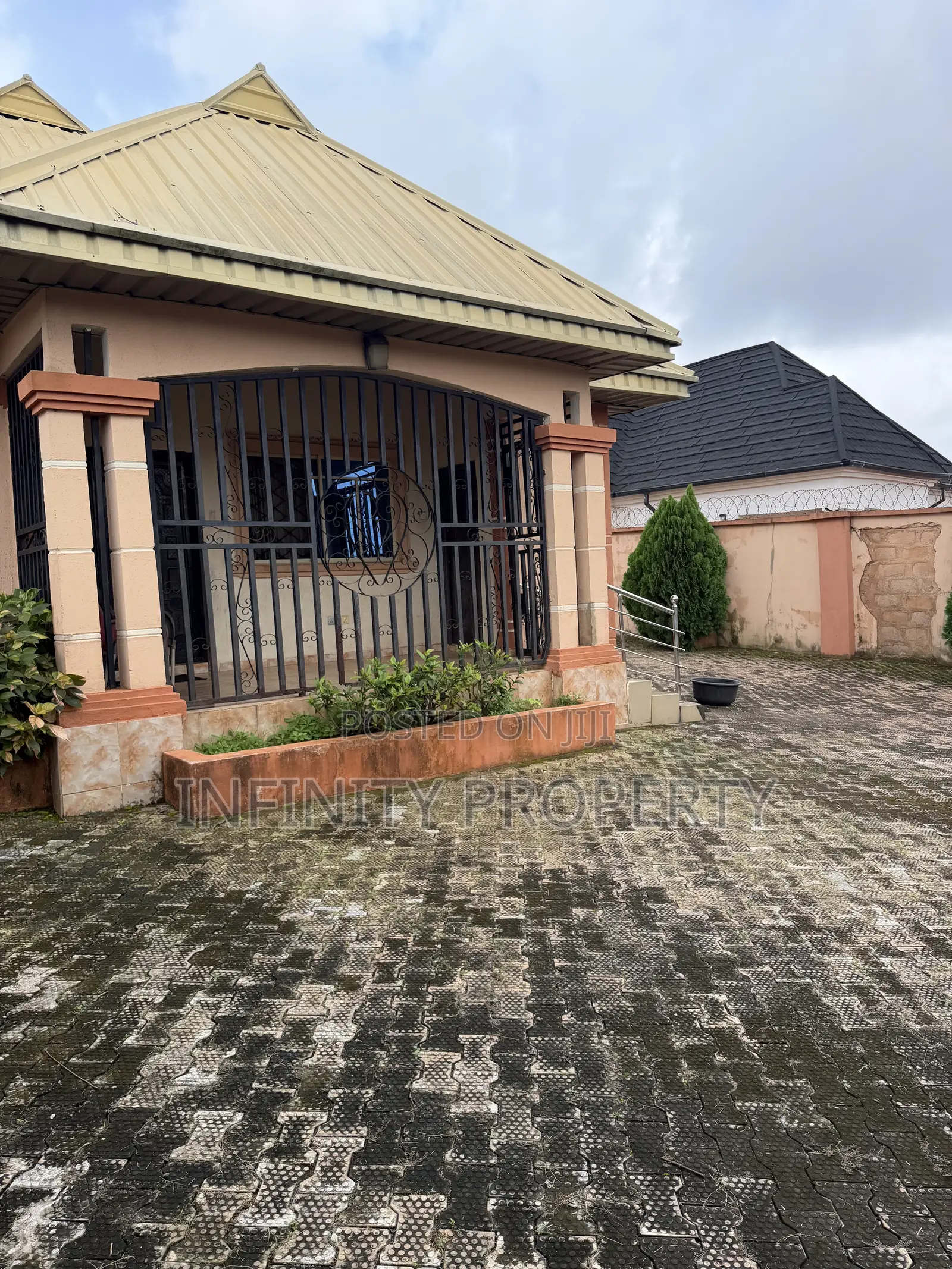 3bdrm Block of Flats in Ugbor, Benin City for sale in Benin City
