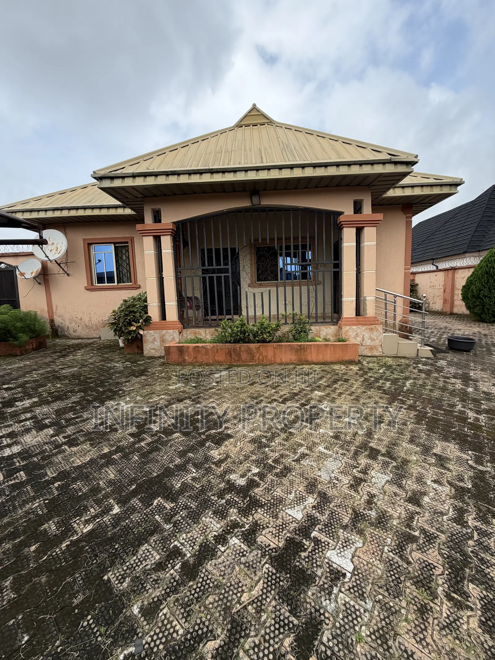 3bdrm Block of Flats in Ugbor, Benin City for sale in Benin City