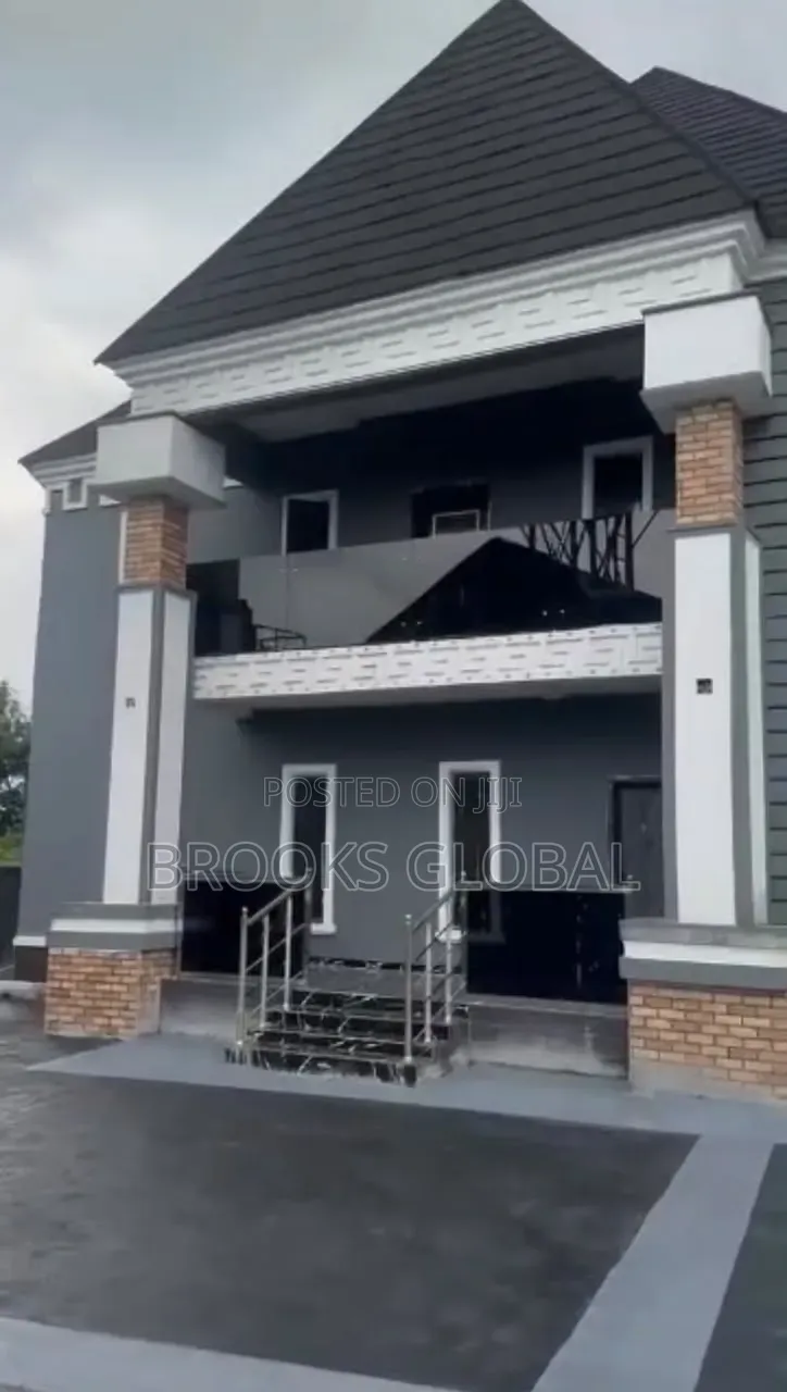 5bdrm Duplex in Warri for sale in Warri