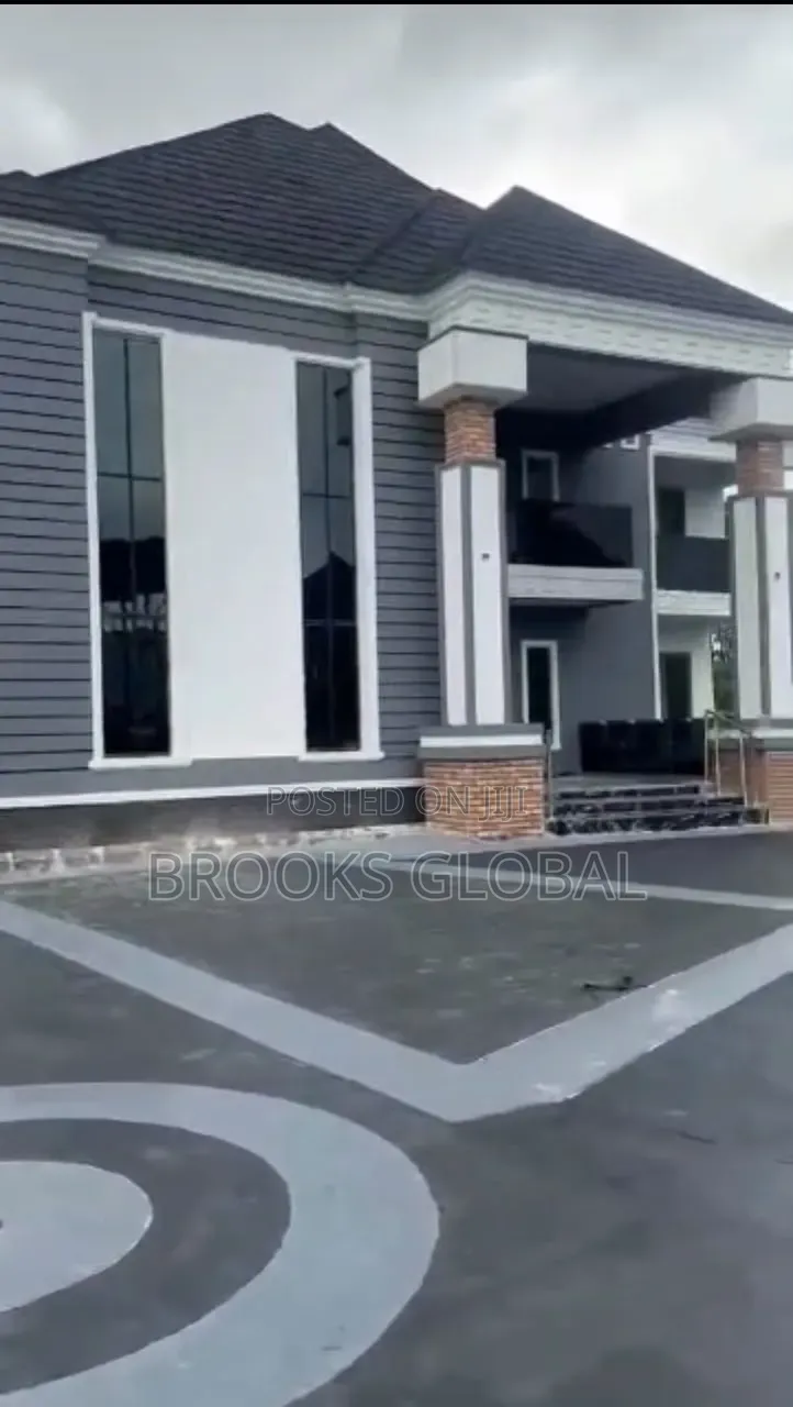 5bdrm Duplex in Warri for sale in Warri
