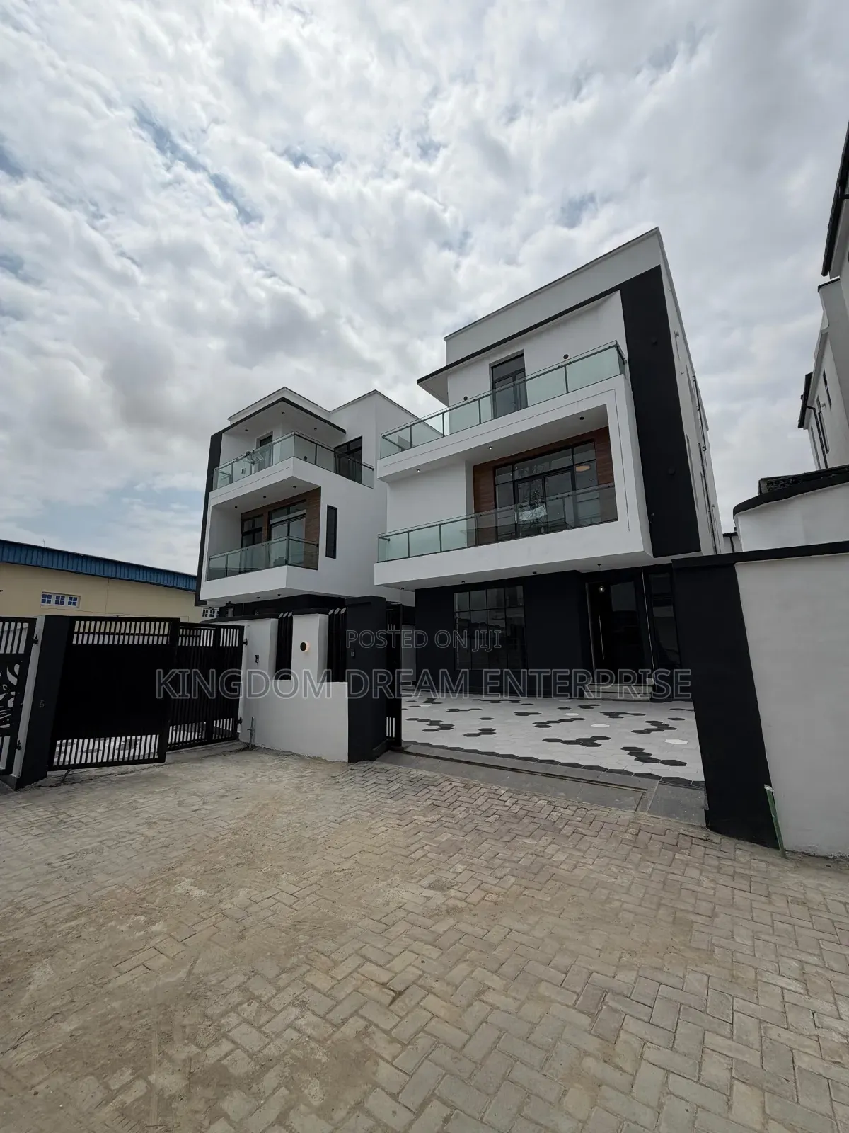 5bdrm Duplex in Chevron Drive Lekki for sale in Chevron