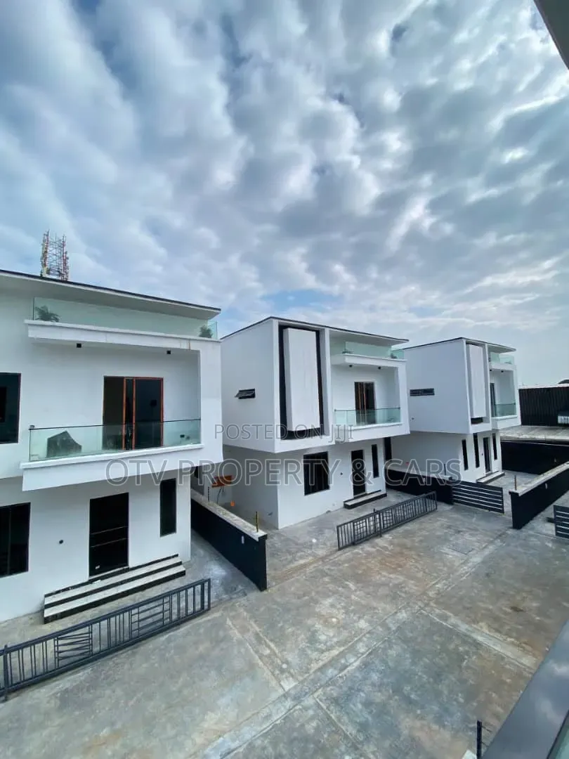 4bdrm Duplex in Idado for sale in Idado