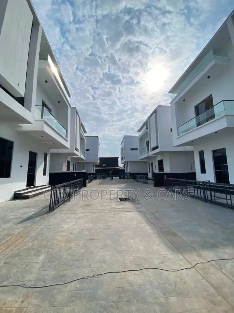 4bdrm Duplex in Idado for sale in Idado