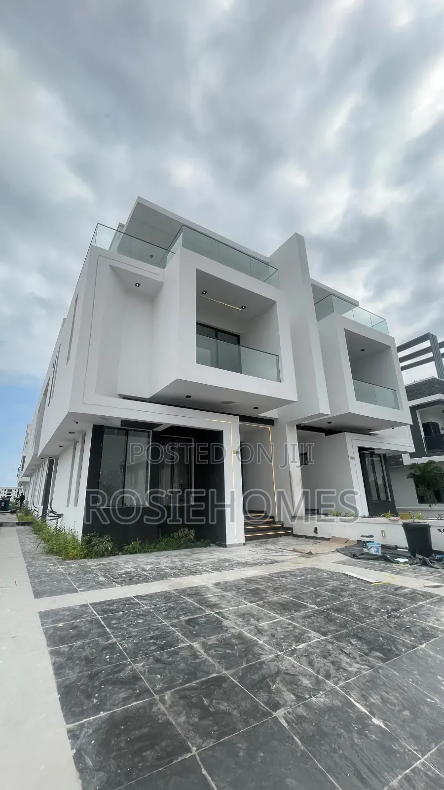 5bdrm Duplex in Ikate for sale in Ikate