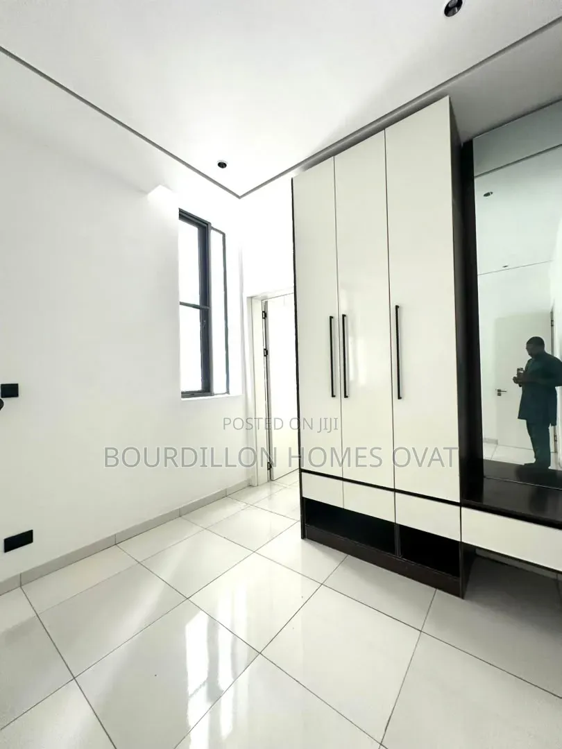 2bdrm Apartment in Lekki Phase 1 Lagos for sale in Lekki Phase 1