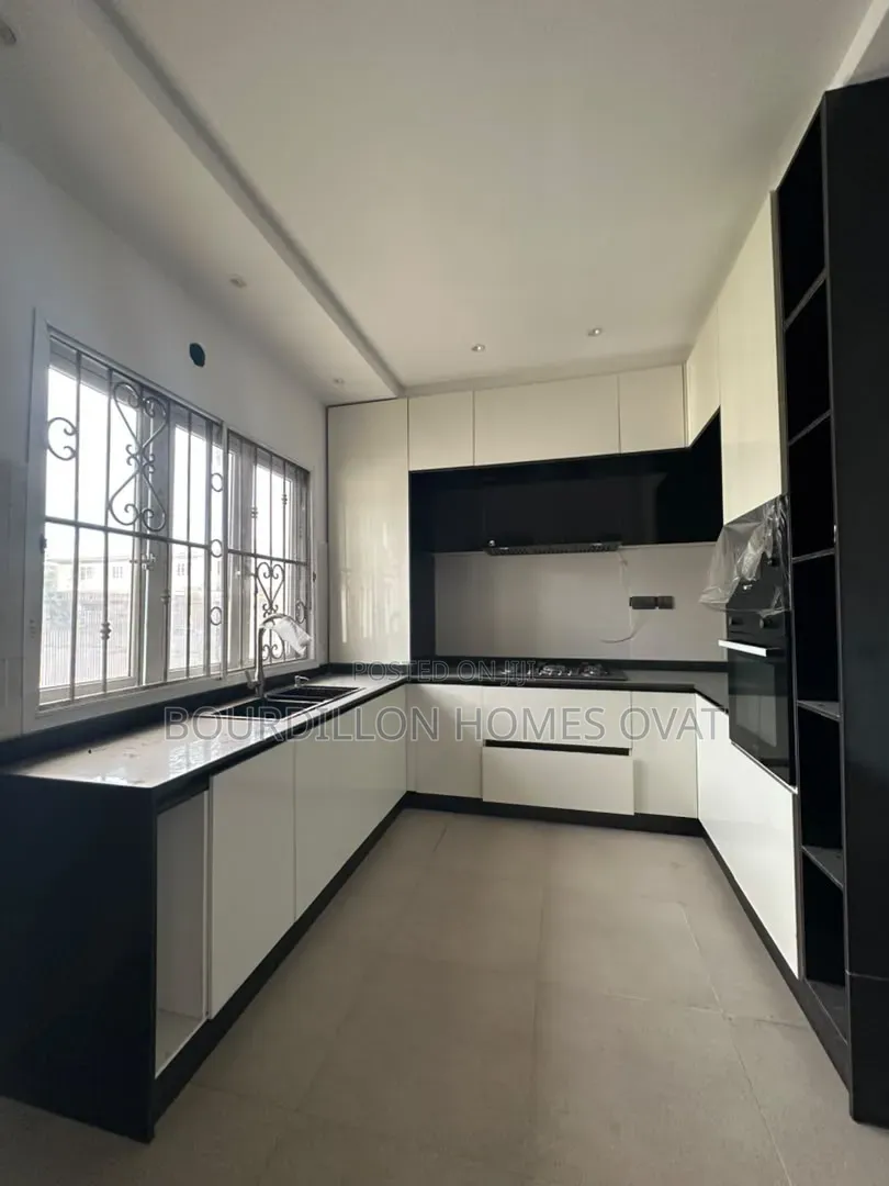 5bdrm Maisonette in Lekki Phase 1 Lagos for sale in Lekki Phase 1