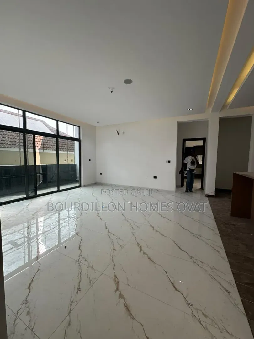 2bdrm Apartment in Lekki Phase 1 Lagos for sale in Lekki Phase 1