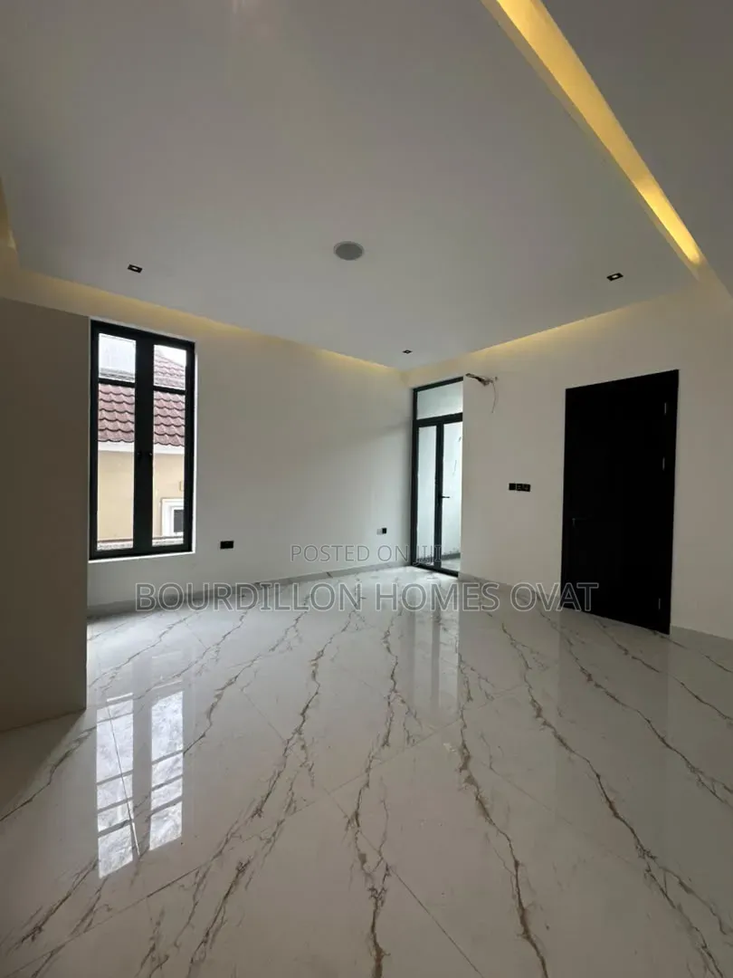 2bdrm Apartment in Lekki Phase 1 Lagos for sale in Lekki Phase 1