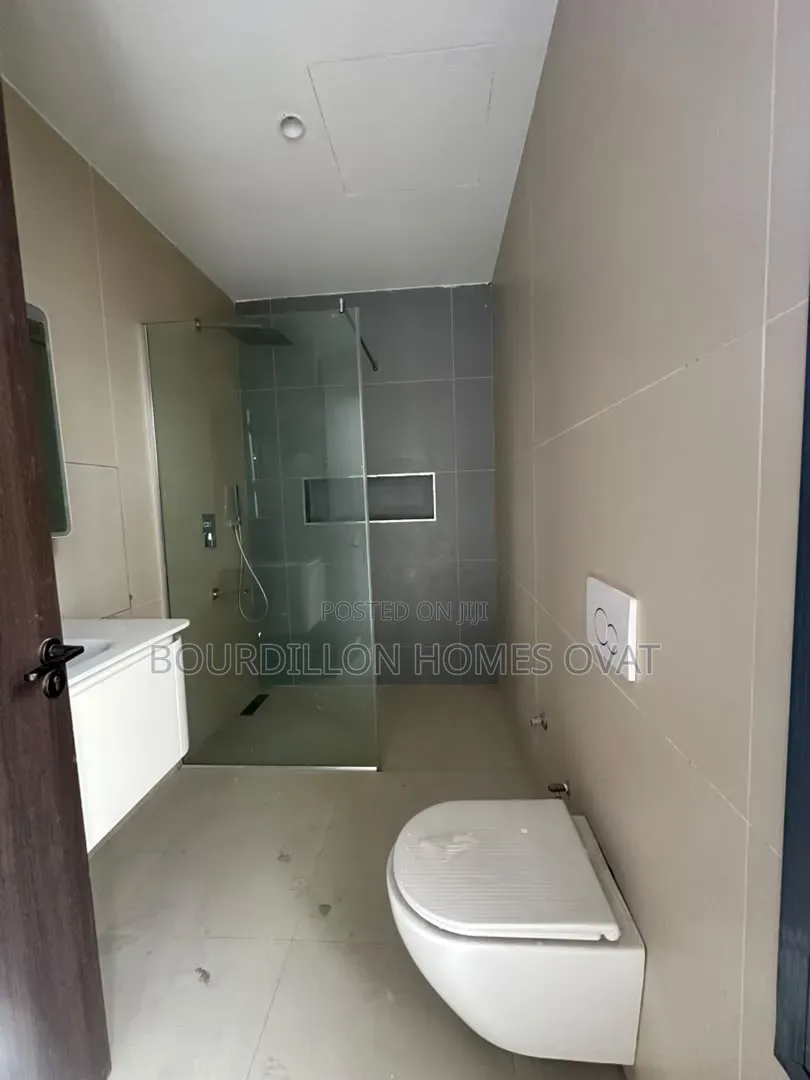 2bdrm Apartment in Lekki Phase 1 Lagos for sale in Lekki Phase 1