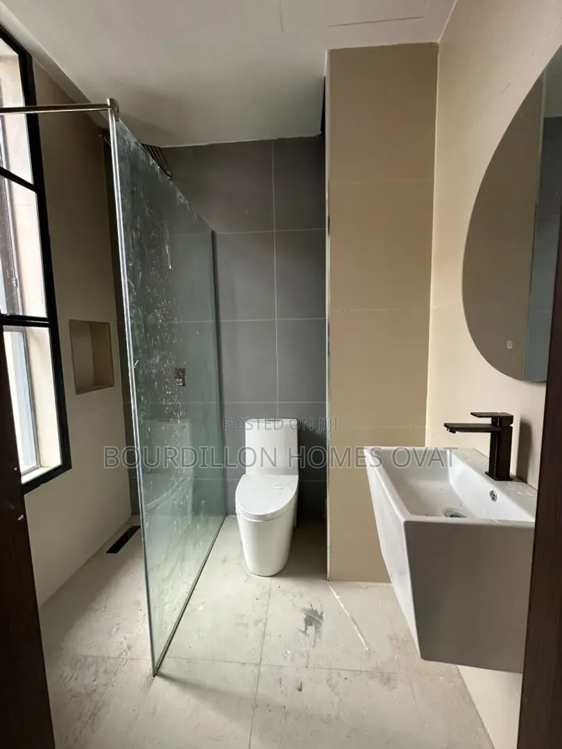 2bdrm Apartment in Lekki Phase 1 Lagos for sale in Lekki Phase 1
