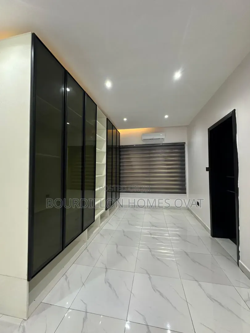 2bdrm Apartment in Lekki Phase 1 Lagos for sale in Lekki Phase 1