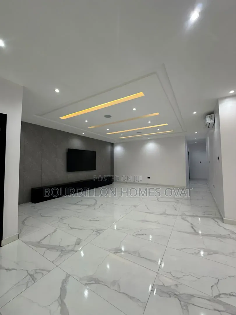 2bdrm Apartment in Lekki Phase 1 Lagos for sale in Lekki Phase 1