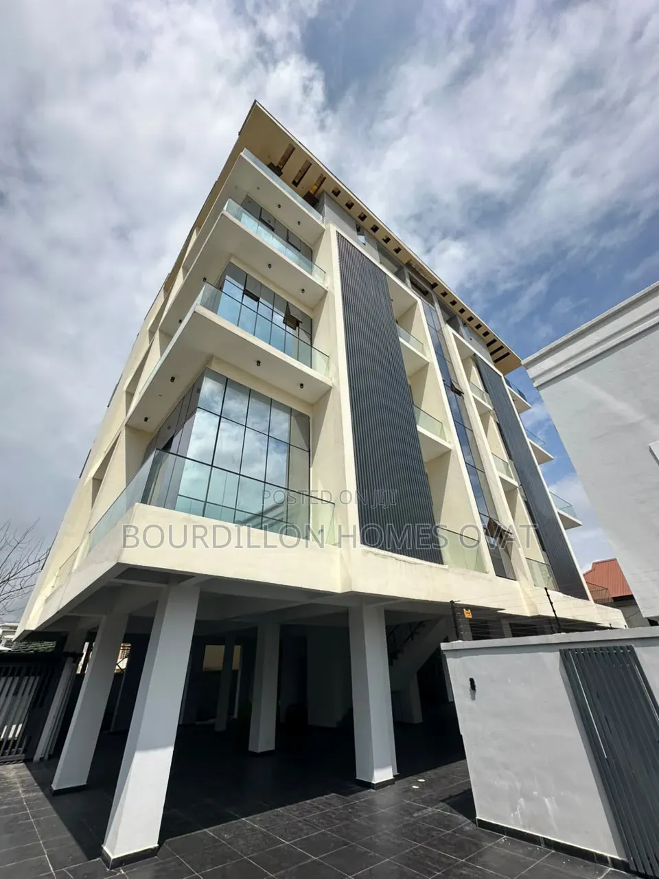 3bdrm Apartment in Lekki Phase 1 Lagos for sale in Lekki Phase 1