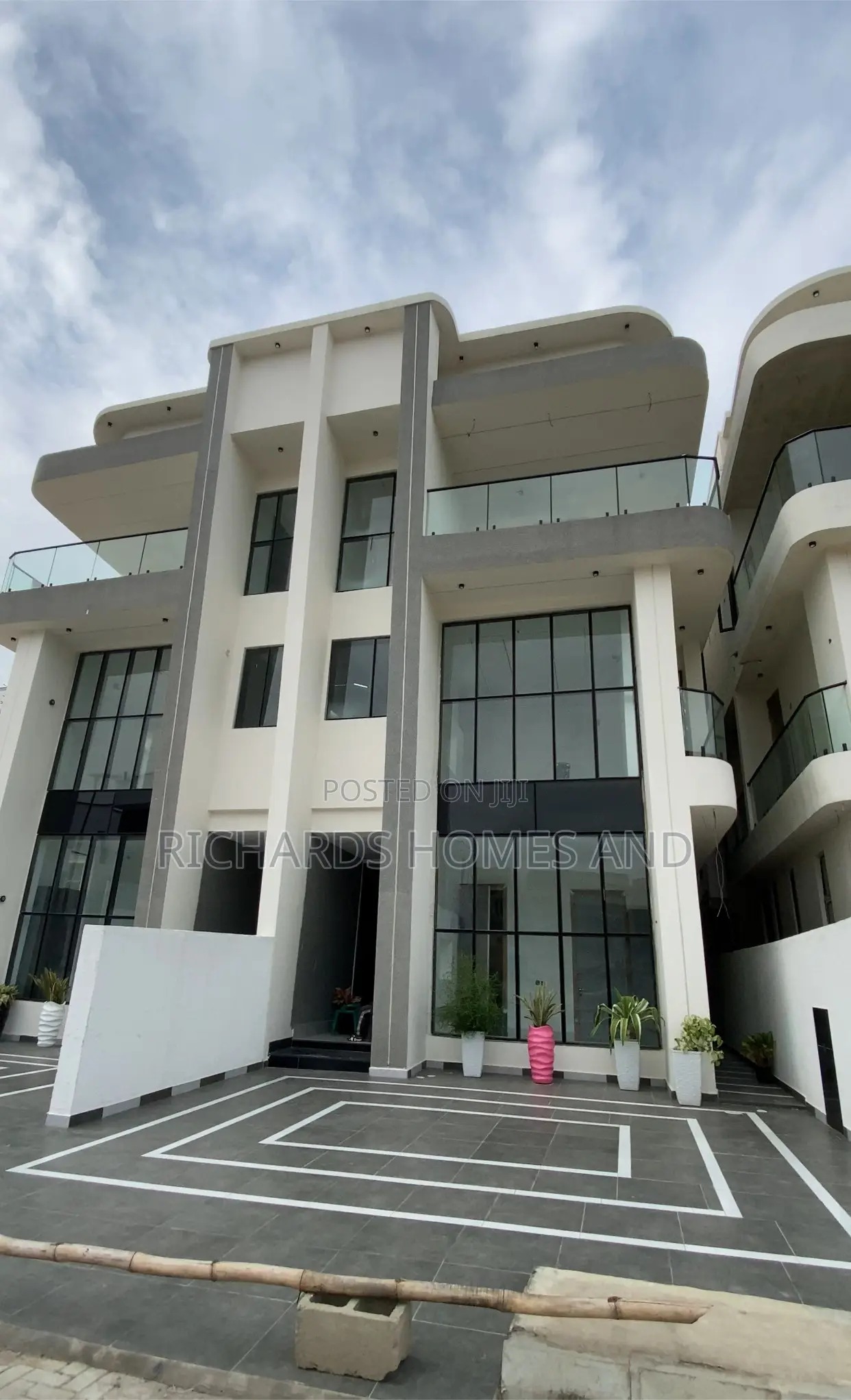 5bdrm Duplex in Lekki Phase 1 for sale in Lekki Phase 1