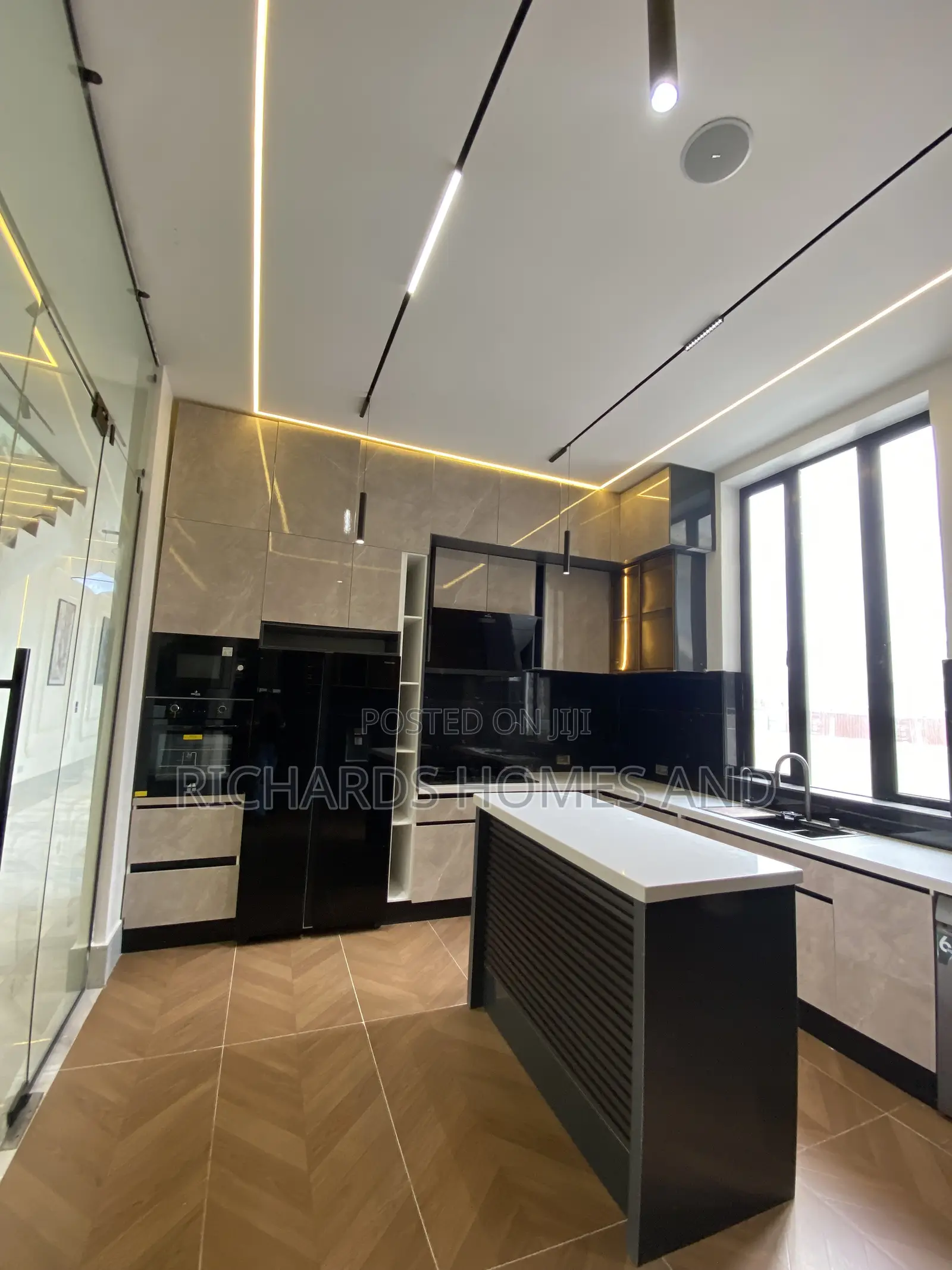 5bdrm Duplex in Lekki Phase 1 for sale in Lekki Phase 1