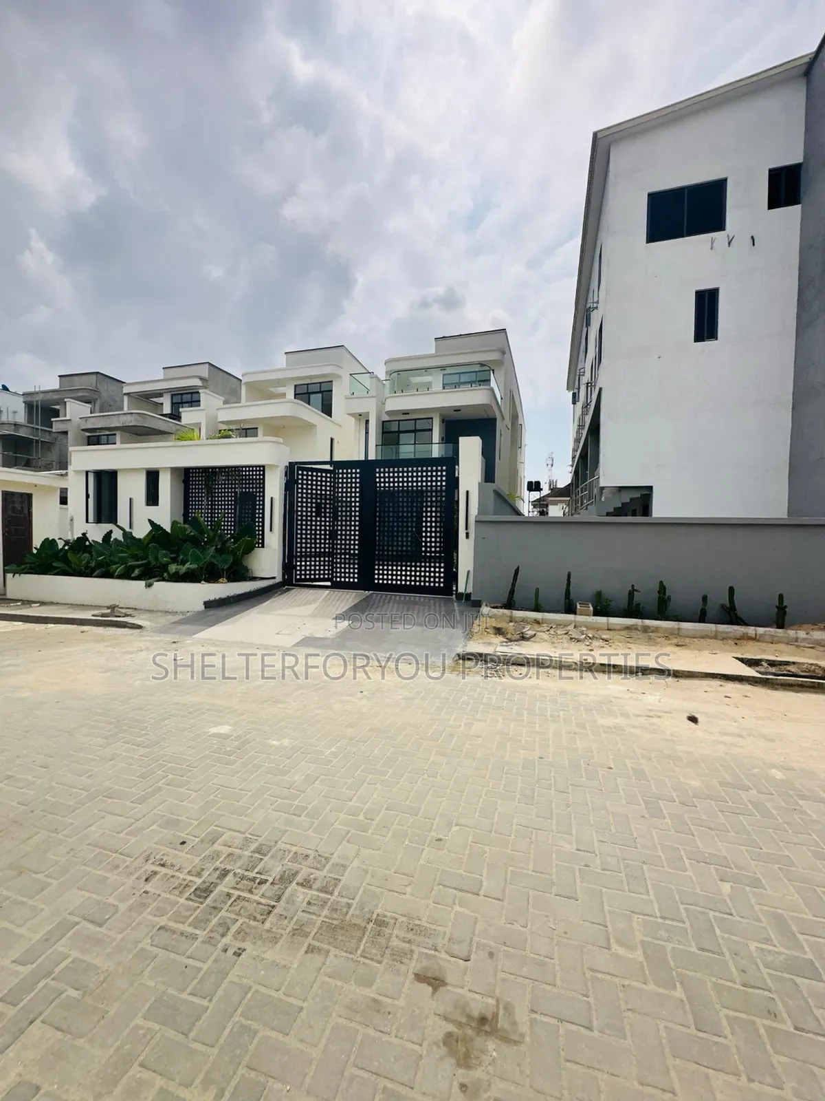 5bdrm Duplex in Lekki Phase 1 for sale in Lekki Phase 1