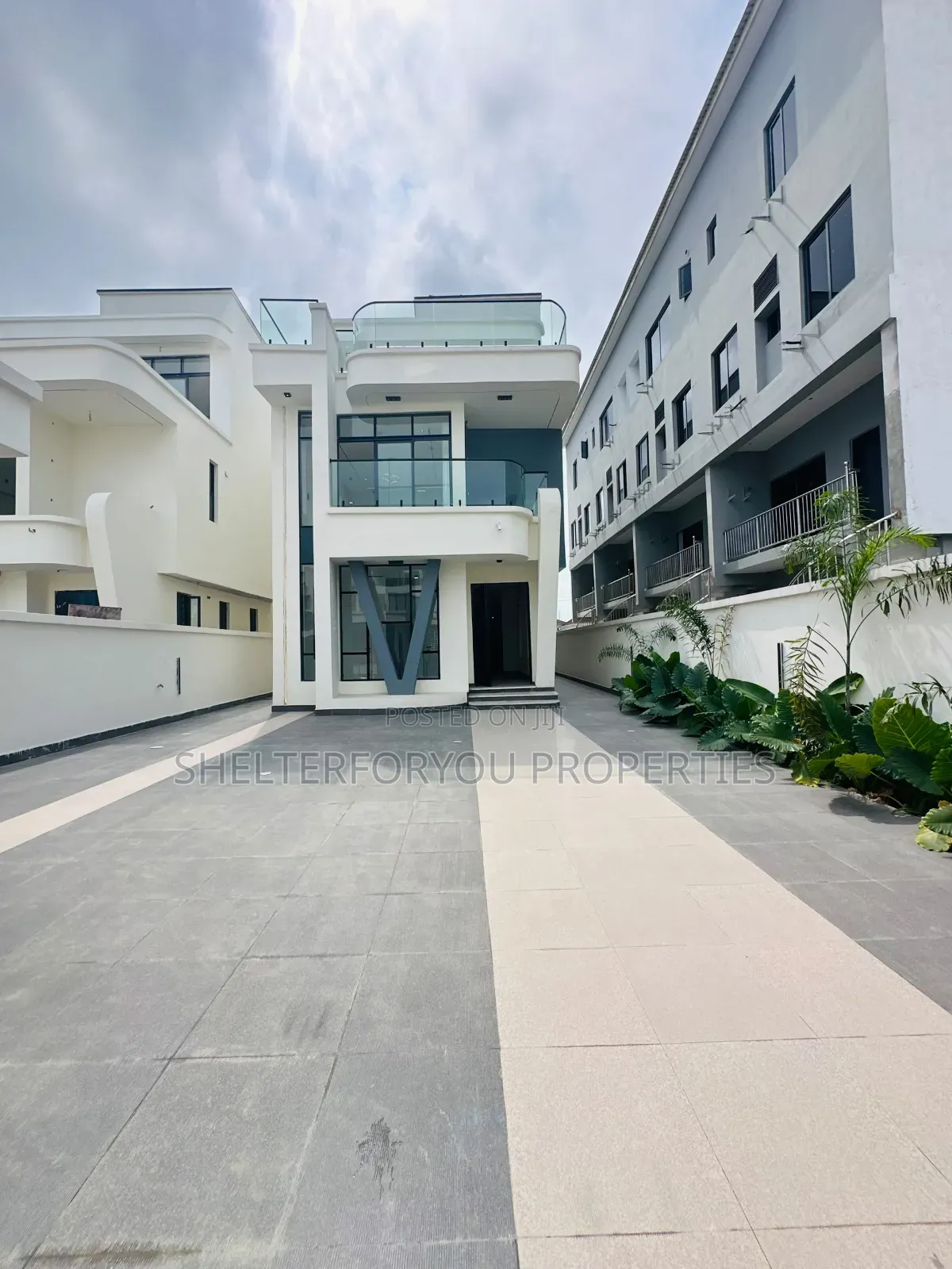 5bdrm Duplex in Lekki Phase 1 for sale in Lekki Phase 1