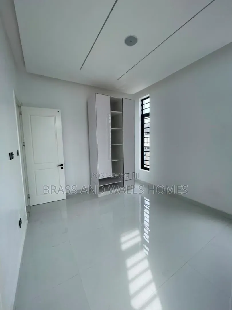 Furnished 5bdrm Duplex in Chevron for sale in Chevron