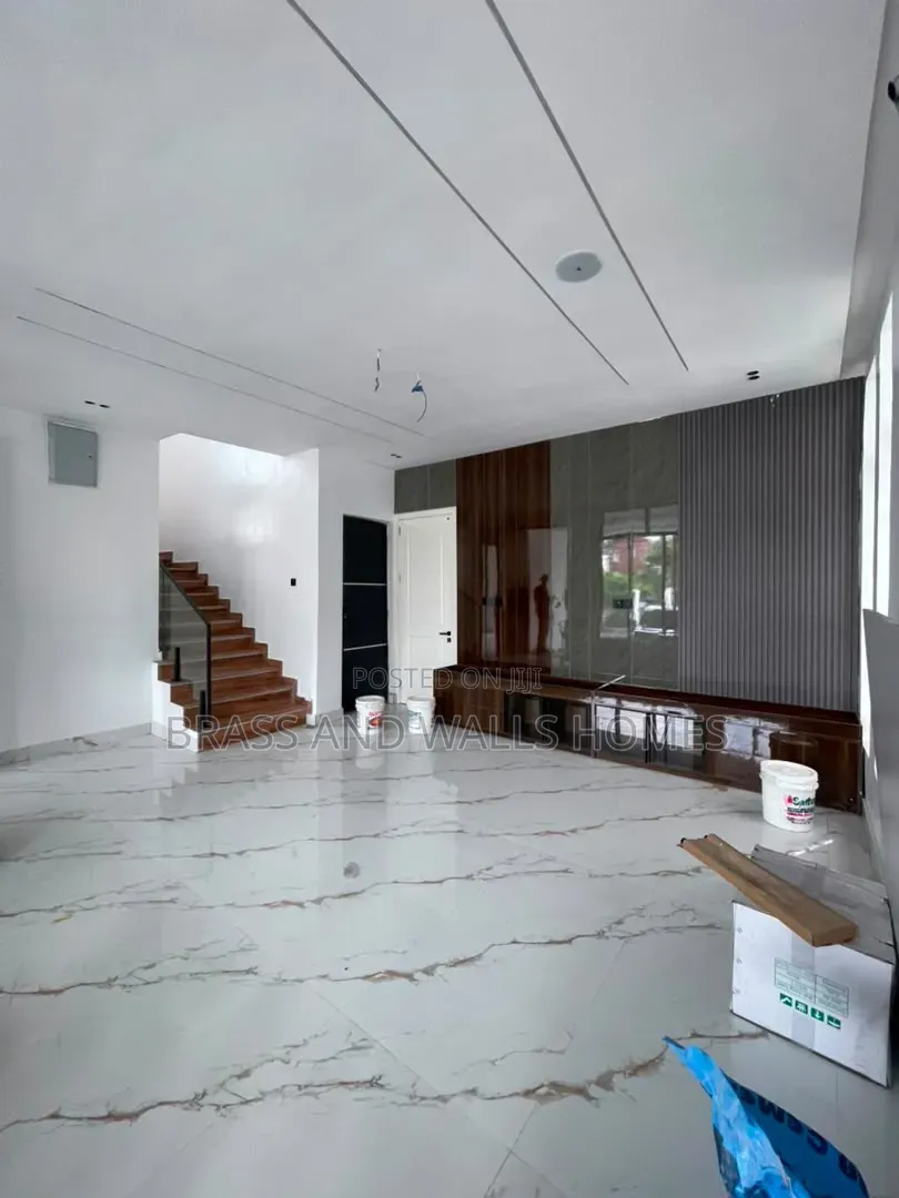 Furnished 5bdrm Duplex in Chevron for sale in Chevron