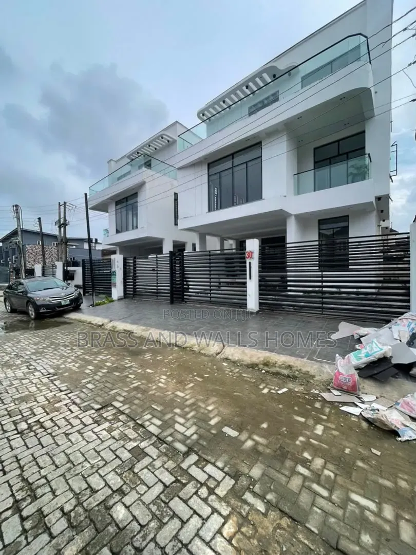 Furnished 5bdrm Duplex in Chevron for sale in Chevron