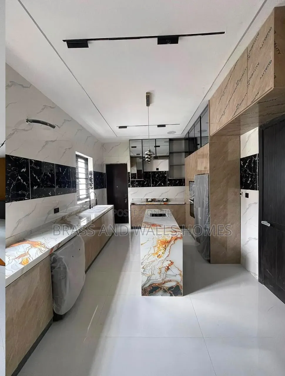 Furnished 6bdrm Duplex in Chevron for sale in Chevron