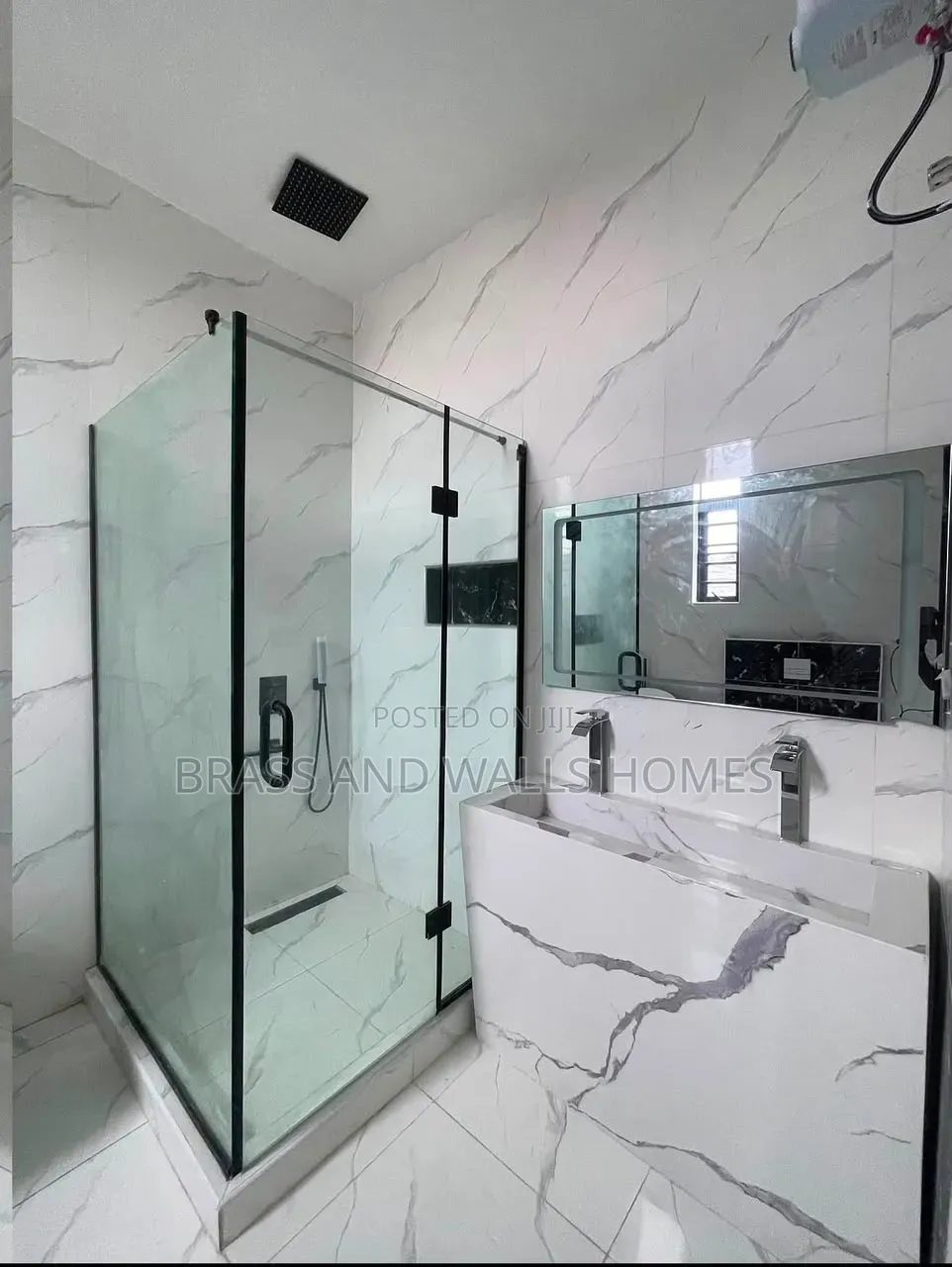 Furnished 6bdrm Duplex in Chevron for sale in Chevron