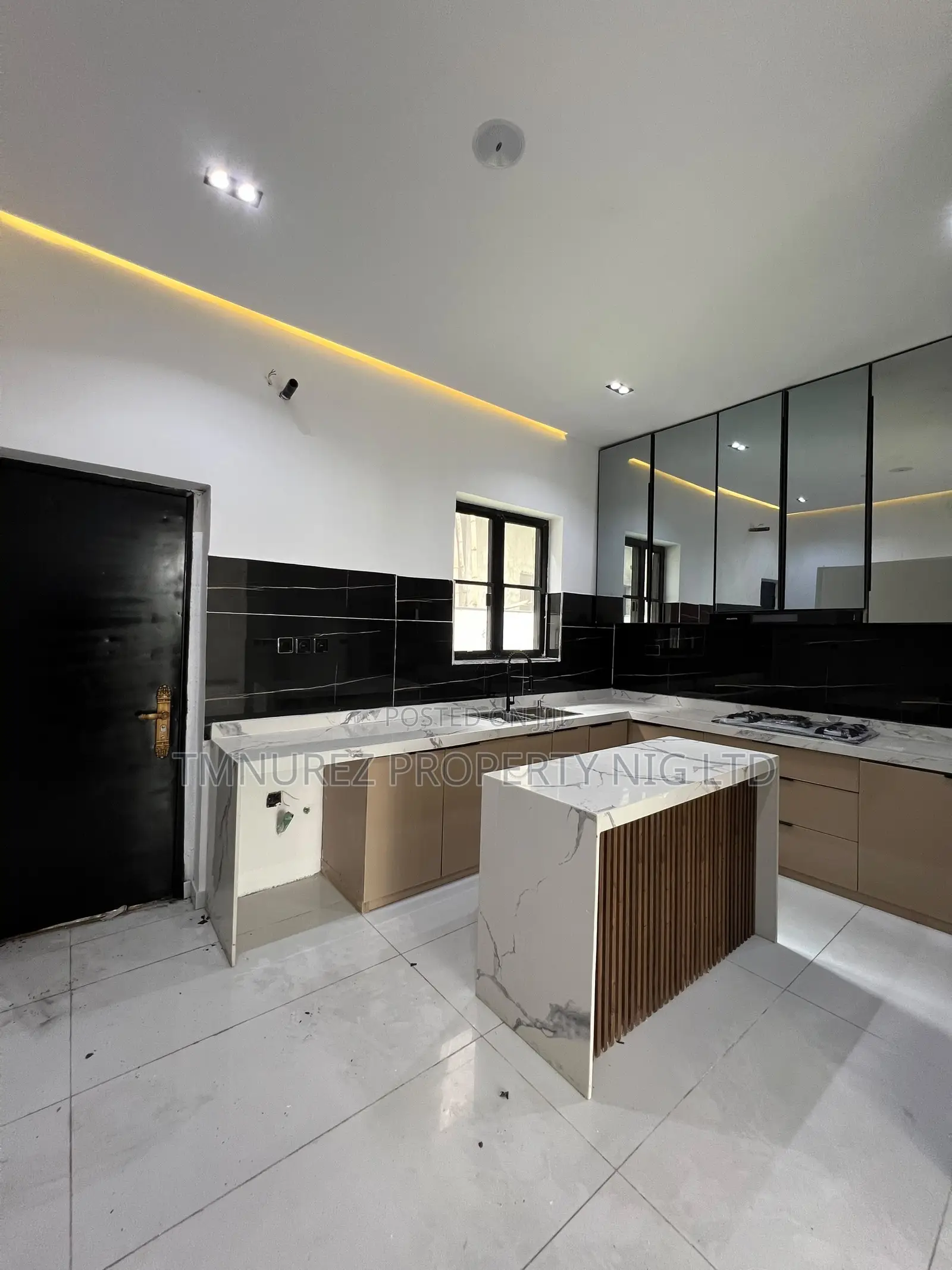 5bdrm Duplex in Chevron for rent in Chevron