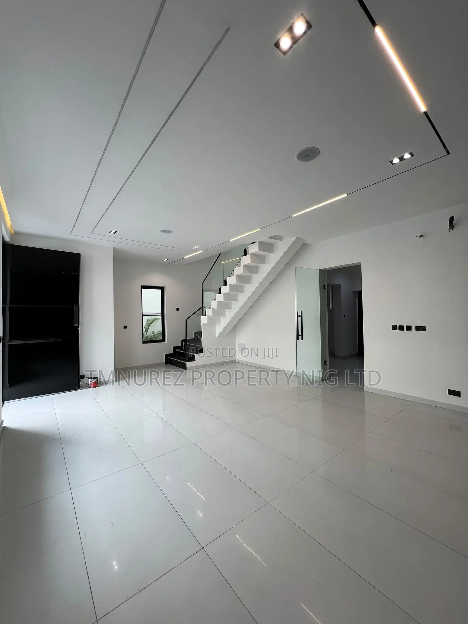 5bdrm Duplex in Chevron for rent in Chevron