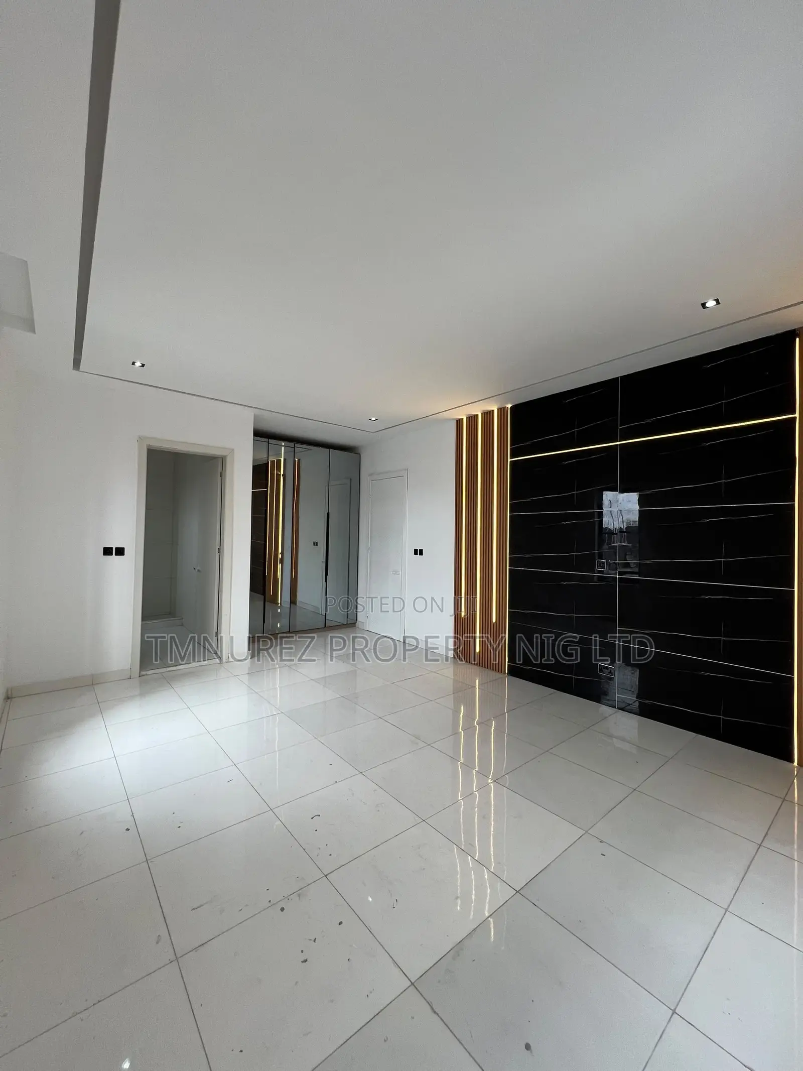 5bdrm Duplex in Chevron for rent in Chevron