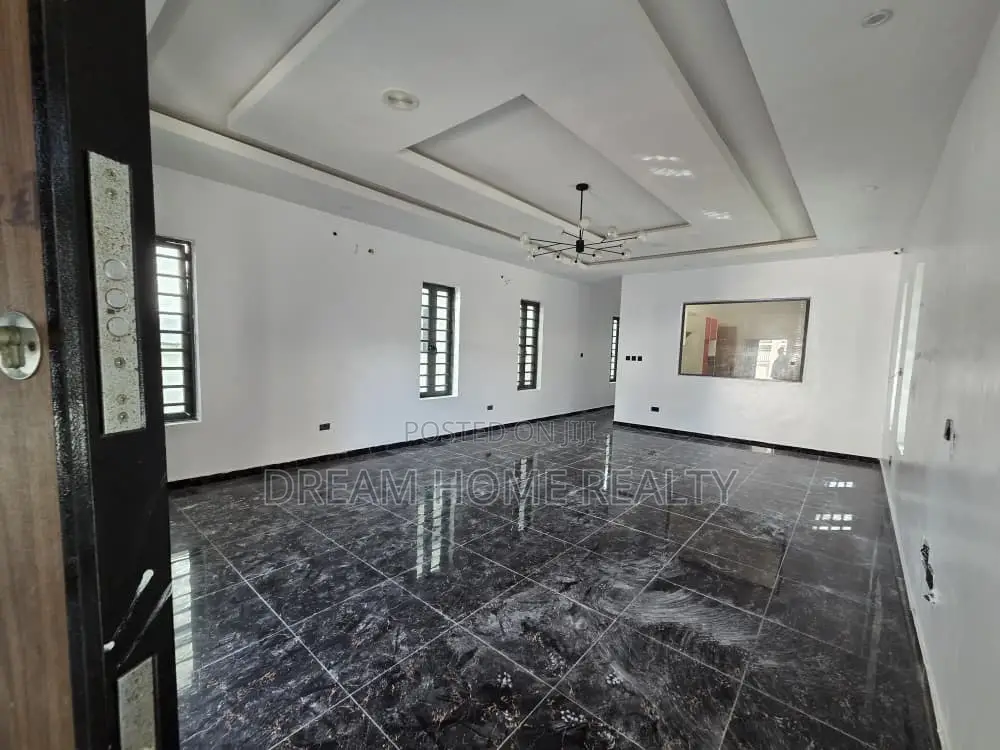 5bdrm Duplex in Ikota for rent in Ikota