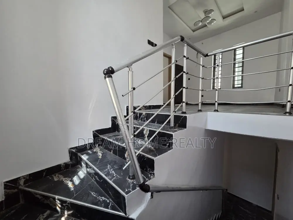 5bdrm Duplex in Ikota for rent in Ikota
