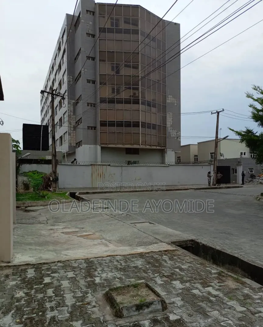 For Sale: An Office Building on 7Floors With a Total of 6,674sq in Lekki Phase 1