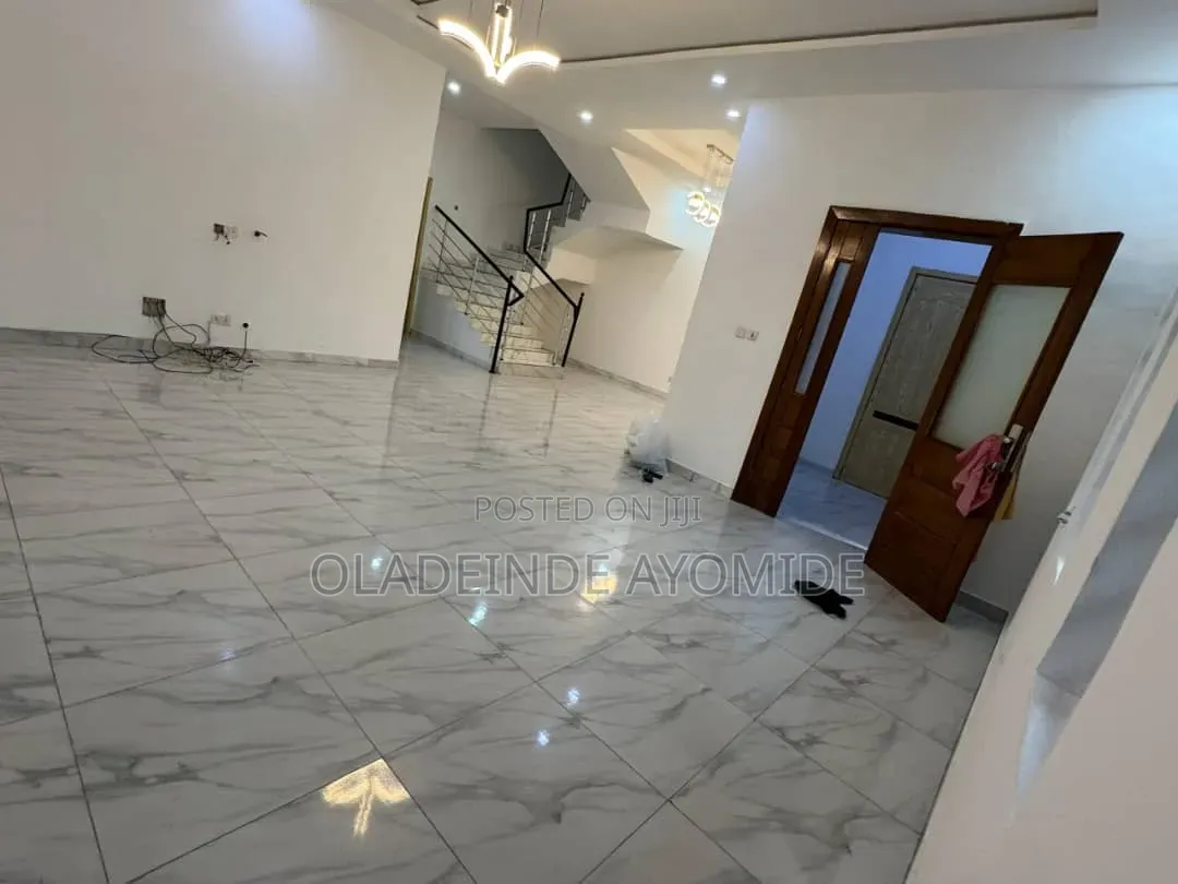 5bdrm Duplex in Chevron for rent in Chevron