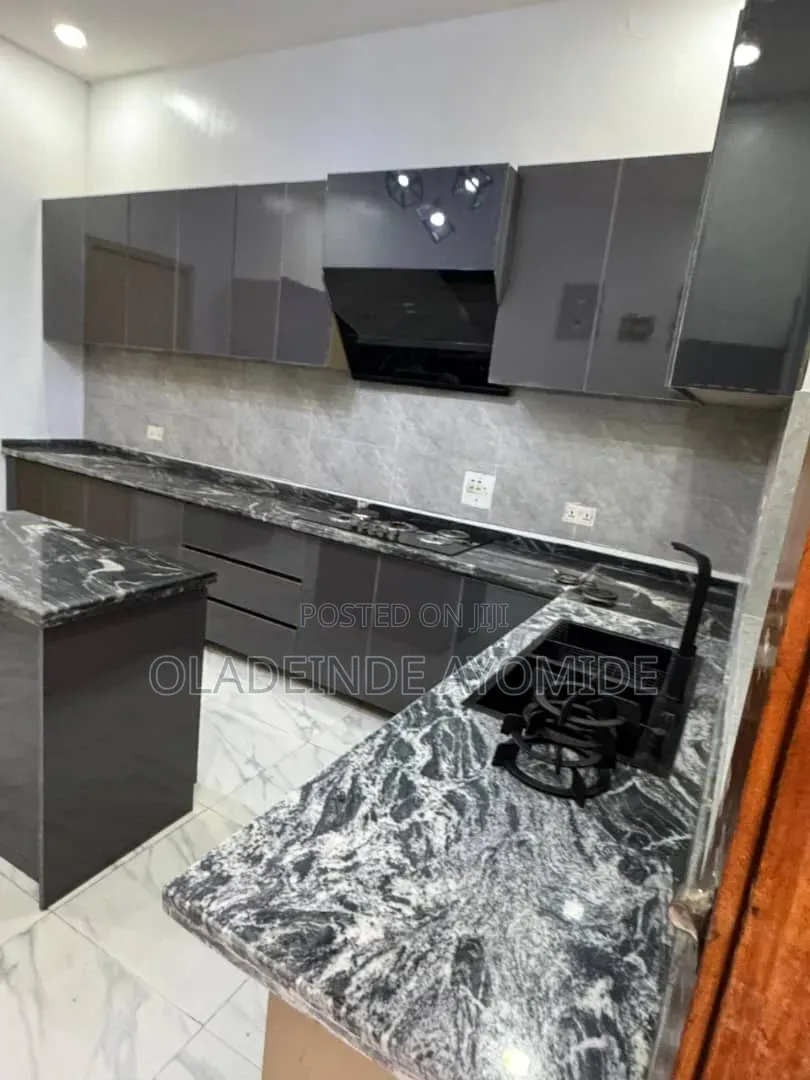 5bdrm Duplex in Chevron for rent in Chevron